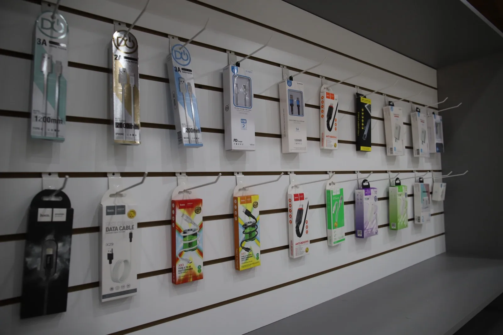 La pared de cables y cargadores a la venta en iMasters Store