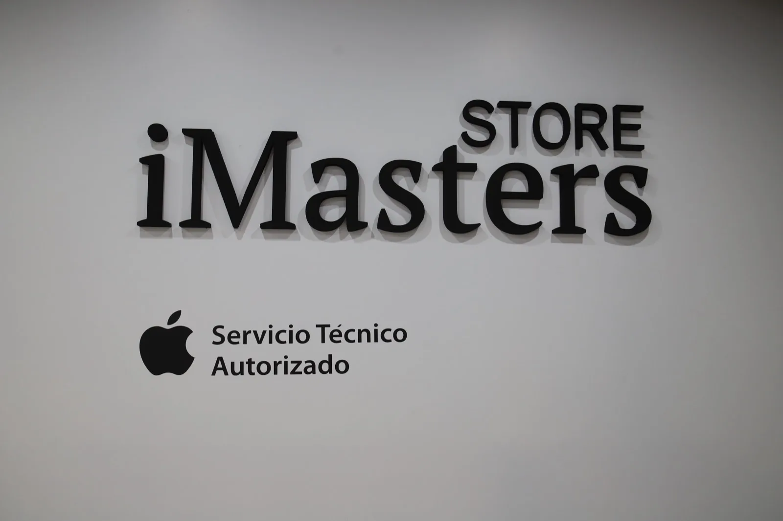 El cartel de Proveedor de Servicios Autorizado Apple en el local
